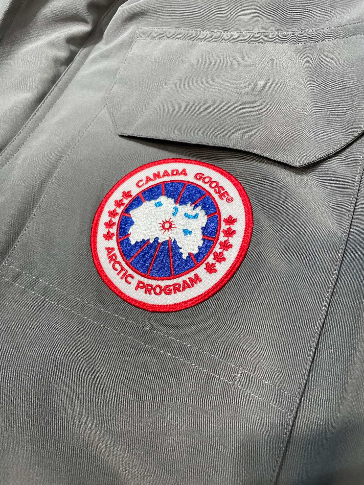 P910 special version 🌟 🇨🇦CANADA GOOES 24 new models 08 models/couple models Factory direct supply: supplying global purchasing agents, micro-entities, Tmall, high-end stalls and studio cooperation, free shipping! Canada Goose Expedition Parka 2008 is the same style for men and women. It is mid-length and the most timeless classic. All Arctic and Antarctic scientific expedition teams choose Canada Goose as their cold-proof equipment. It is the Rolls-Royce of down jackets. ➖ Industry-leading anti-counterfeiting chip sensing. ➖ Imported Behringer embroidery machines and customized embroidery labels, the highest level and industry leading. ➖ Imported Korean 21-count polyester-cotton blended original fabric, TC85 waterproof coated fabric, water-repellent, windproof and wear-resistant. ➖ The new national standard 80 white duck down is filled with an average of 520 grams of down. The amount of down filled is industry-leading. ➖ 100% nylon lining with double double-layer sealing design to prevent velvet running, and seamless thread design on the cuffs! ➖ Western Canadian Green Wolf Collar. ➖ Yoshida YKK provides original factory-customized electroplated sliders. YKK two-way lockable zippers are tight and smooth and do not peel off paint. �� 3M composite Velcro is durable and the accessories and hardware are all custom-made. Note: Our copywriting is only simple and clear. Instead of bragging about the copywriting, it is better to compare and understand with samples. Only for the purest goose, the most dedicated, the most professional, the highest quality, the highest cost performance!  Size:XS-XXL